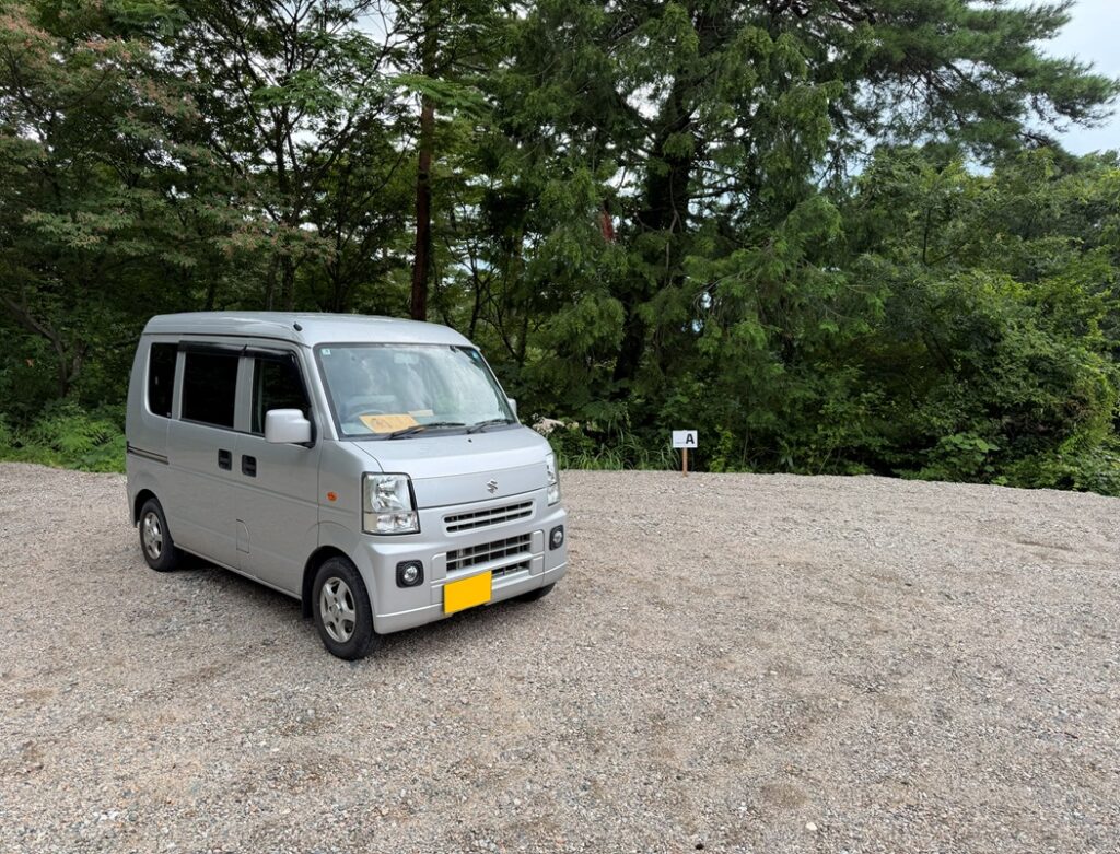 閑乗寺公園キャンプ場のソロエリアAに停めたスズキ エブリイ