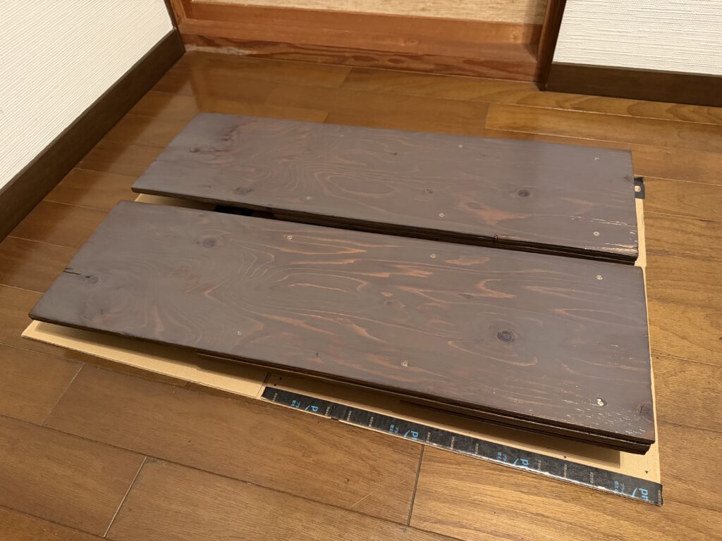 ウォルナット色の木部保護塗料を表裏とも2度塗りした自作レベラー