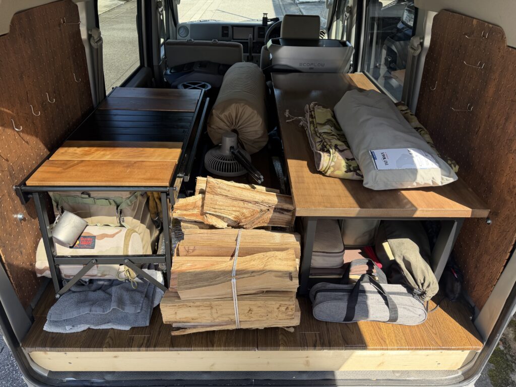 車中泊ソロキャンプの道具と薪を積み込んだエブリイの荷室