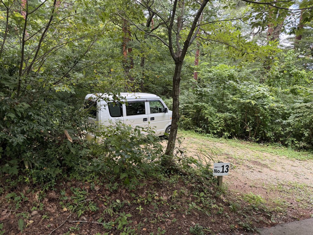 木々に囲まれた閑乗寺公園キャンプ場の13番サイト
