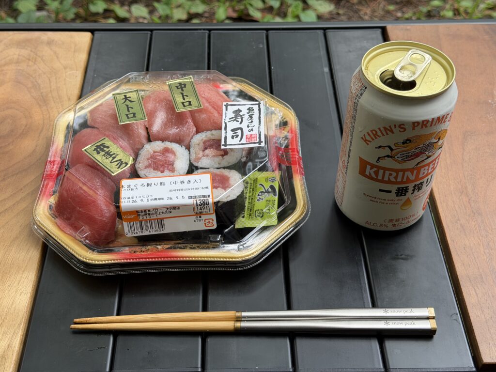 テーブルに並べた本まぐろの握り寿司と缶ビール