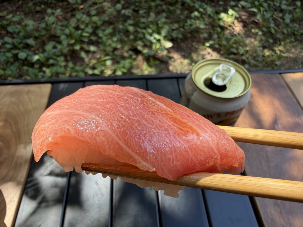 箸で持ち上げた本まぐろの握り寿司