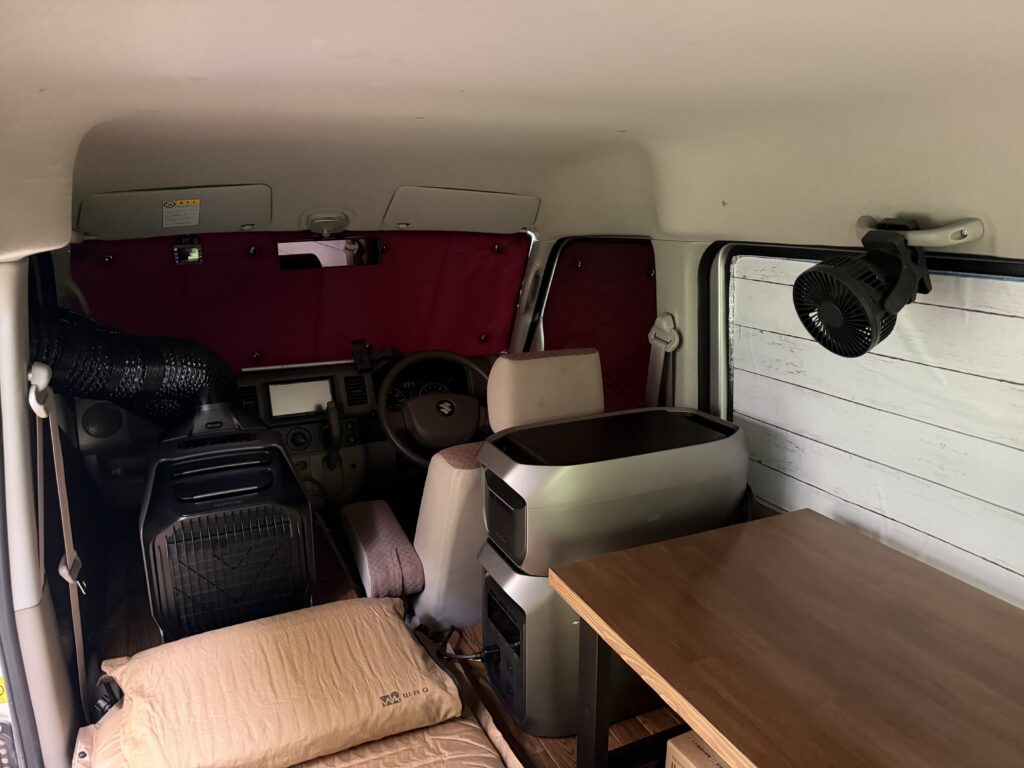 車中泊に使う道具を配置したエブリイの車内