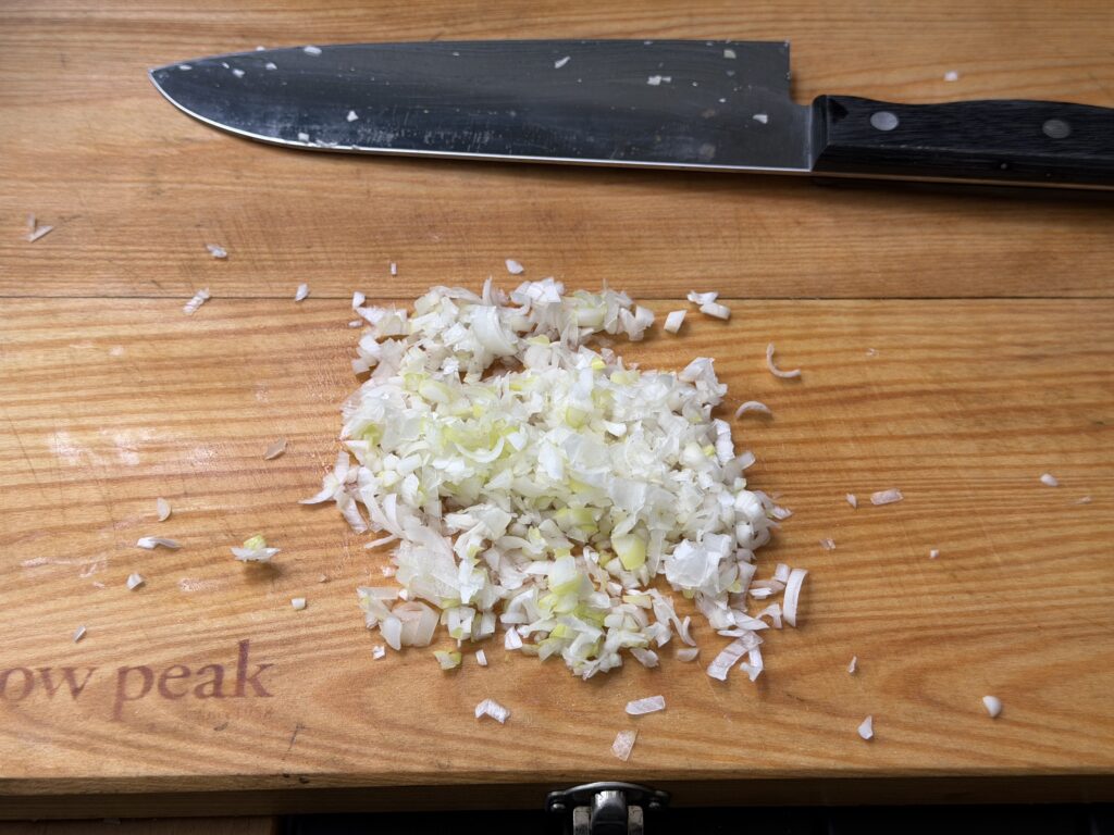 砂肝のネギ塩ダレに使うみじん切りの長ネギ