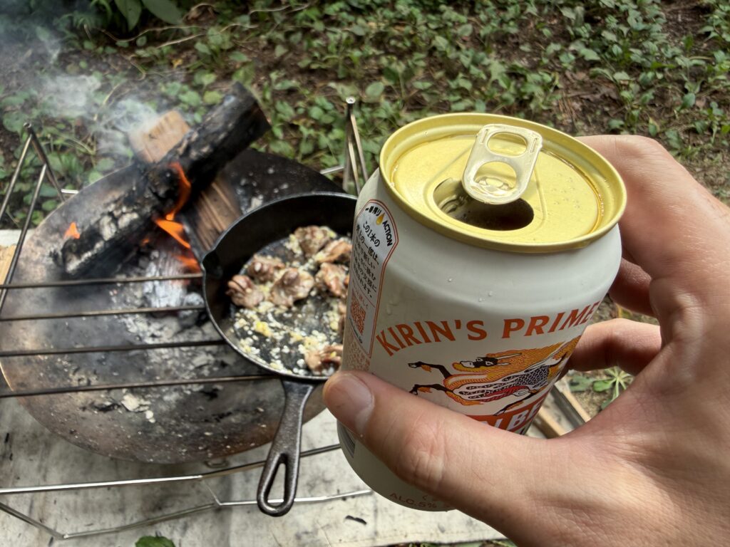 焚き火で作った砂肝のネギ塩炒めと缶ビール