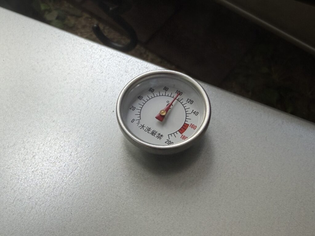 最弱火で約100℃を示すM-6547のスモーカー用温度計