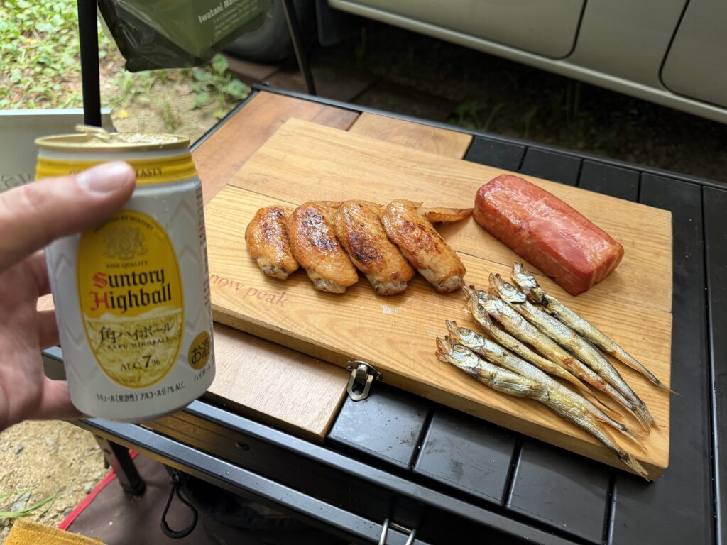 完成した手羽中とベーコンとシシャモの燻製とハイボール