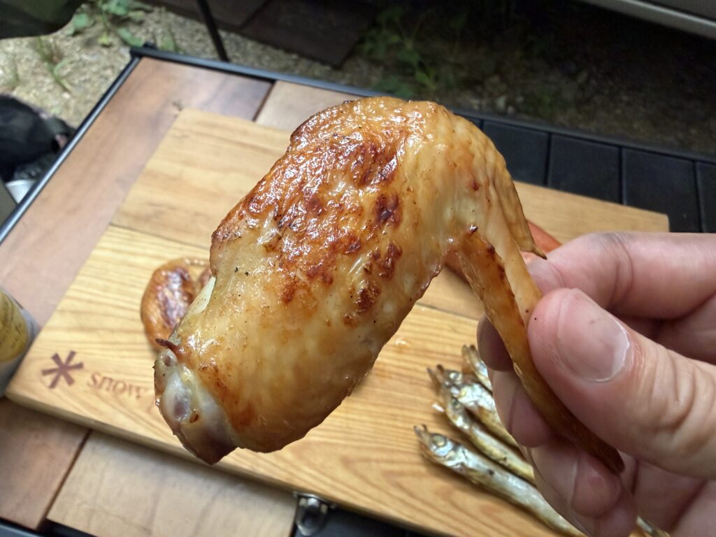香ばしい焼き色が付いたジューシーな手羽中の燻製