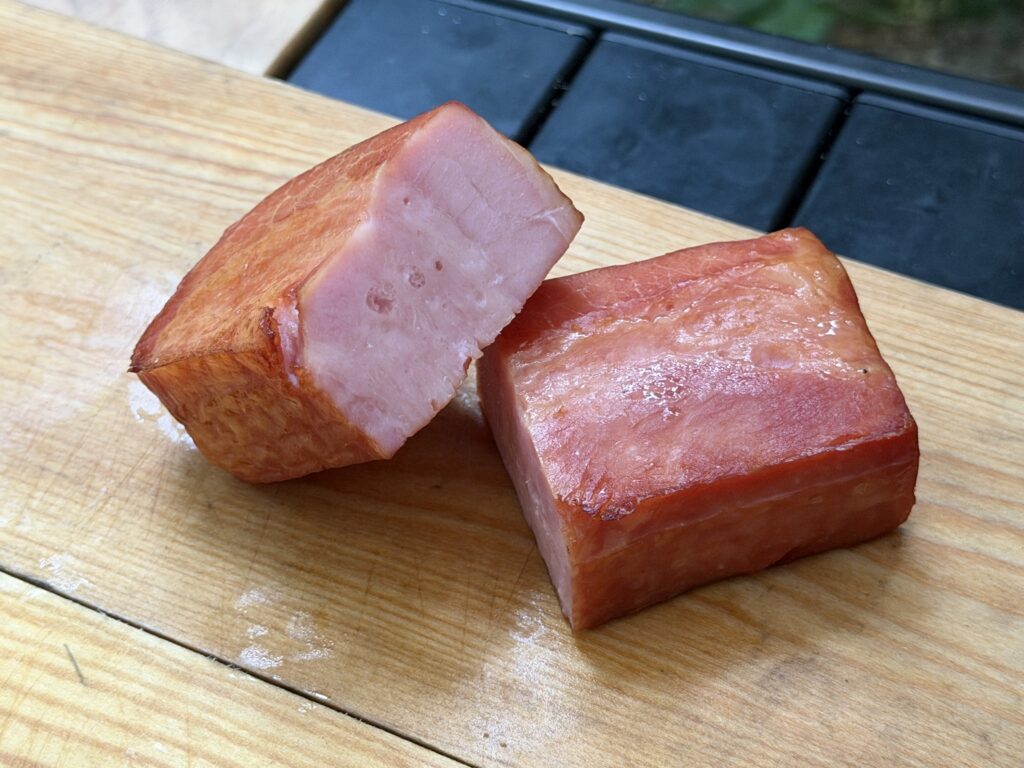 燻製後に切った厚切りベーコンの断面
