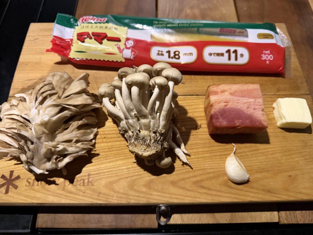 和風バターパスタに使う燻製ベーコンとまいたけ、しめじ、バター、にんにく