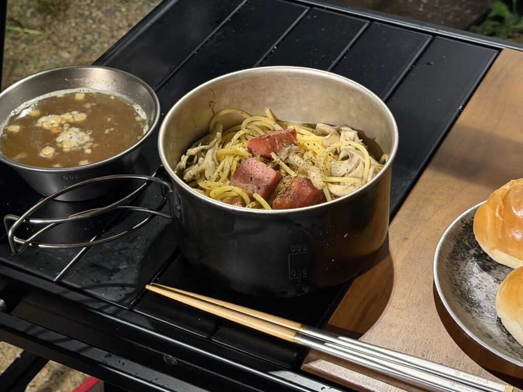 燻製ベーコンときのこの和風バターパスタにオニオンスープとロールパンを添えた夕食