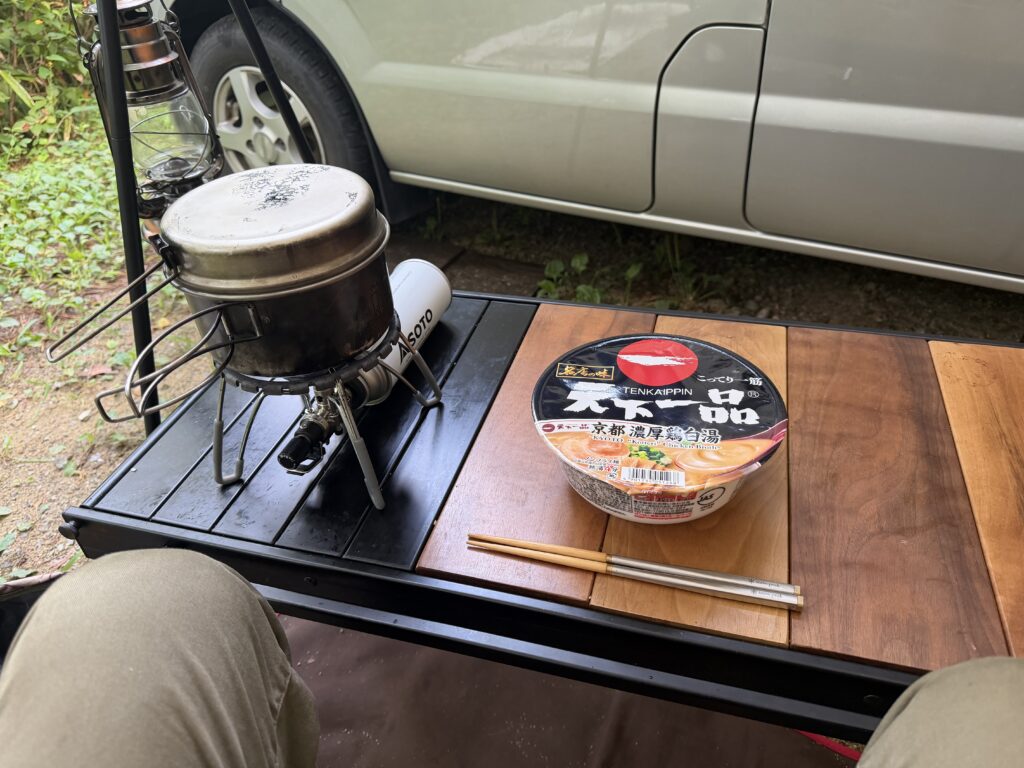 SOTOのバーナーに載せたクッカーと朝食用の天下一品のカップ麺