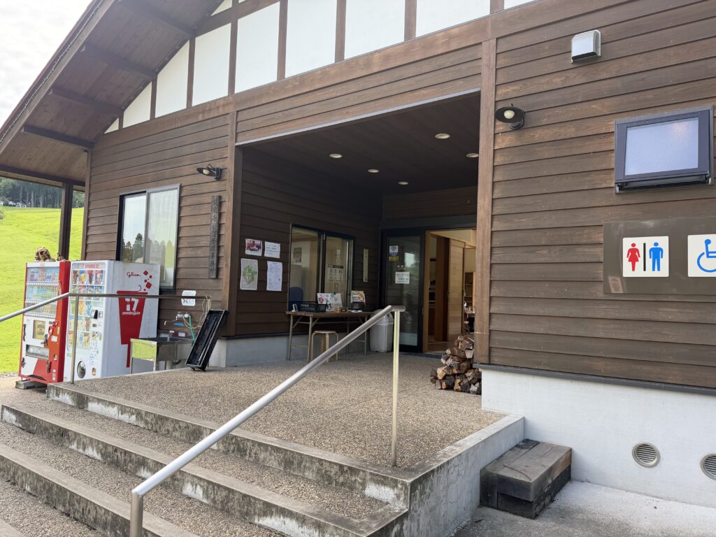 撤収後にファイルを返却した閑乗寺公園キャンプ場の管理棟入口
