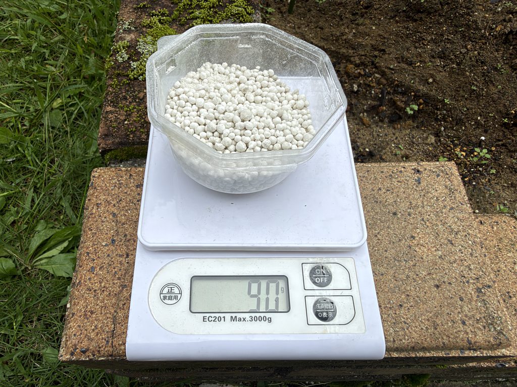 キャベツ5株の1回目の追肥用に化成肥料90gを計量した様子