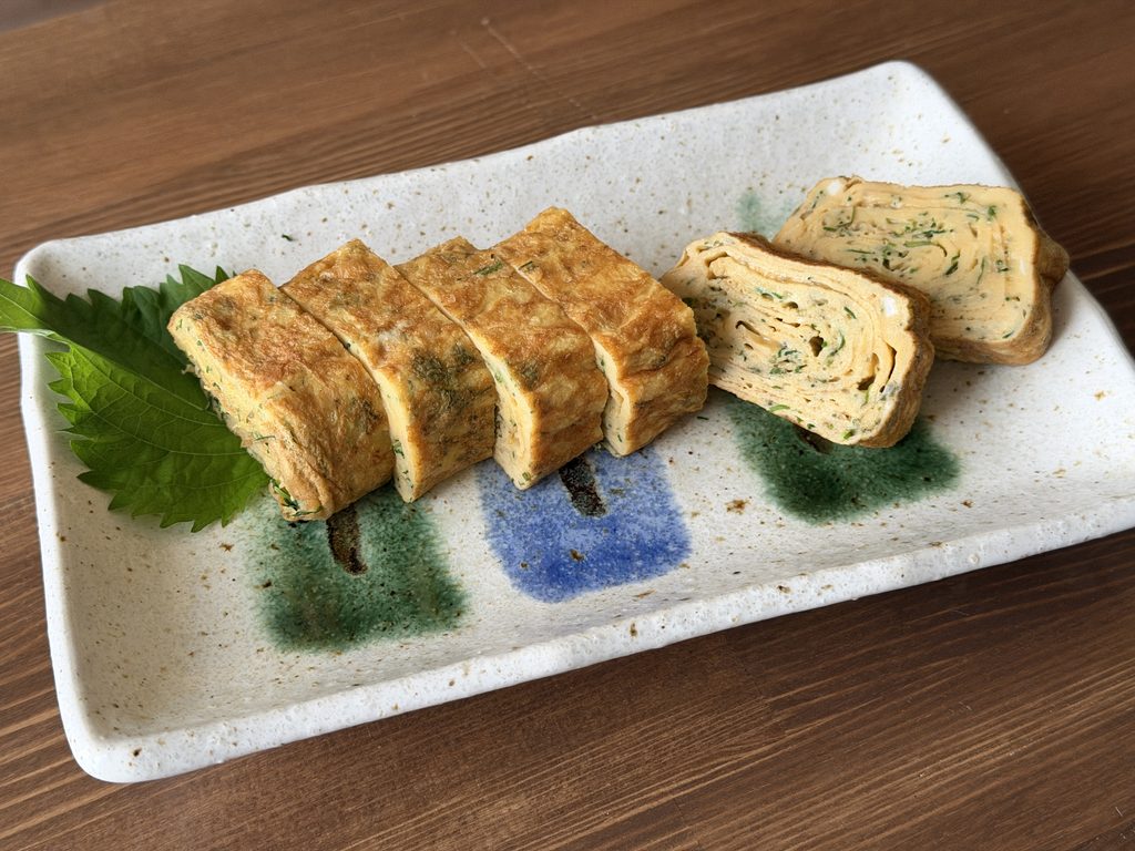 葉ネギ京千緑とミニニンジンの間引き菜を混ぜ込んだ卵焼き