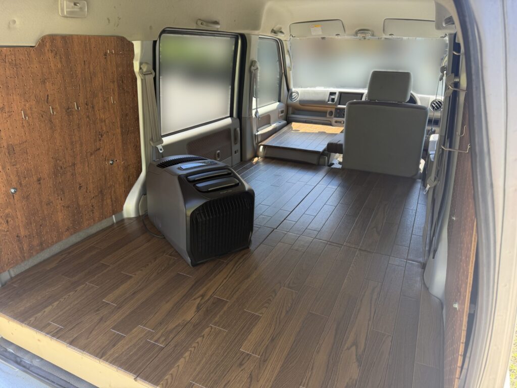 エブリイの荷室にEcoFlow WAVE 3を仮置きした写真