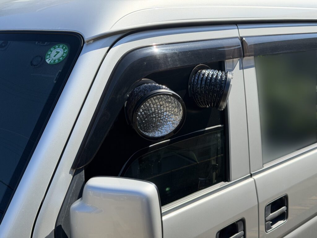 助手席窓の自作パネルから2本のダクトを車外へ出してEcoFlow WAVE 3を試運転しているエブリイDA64V