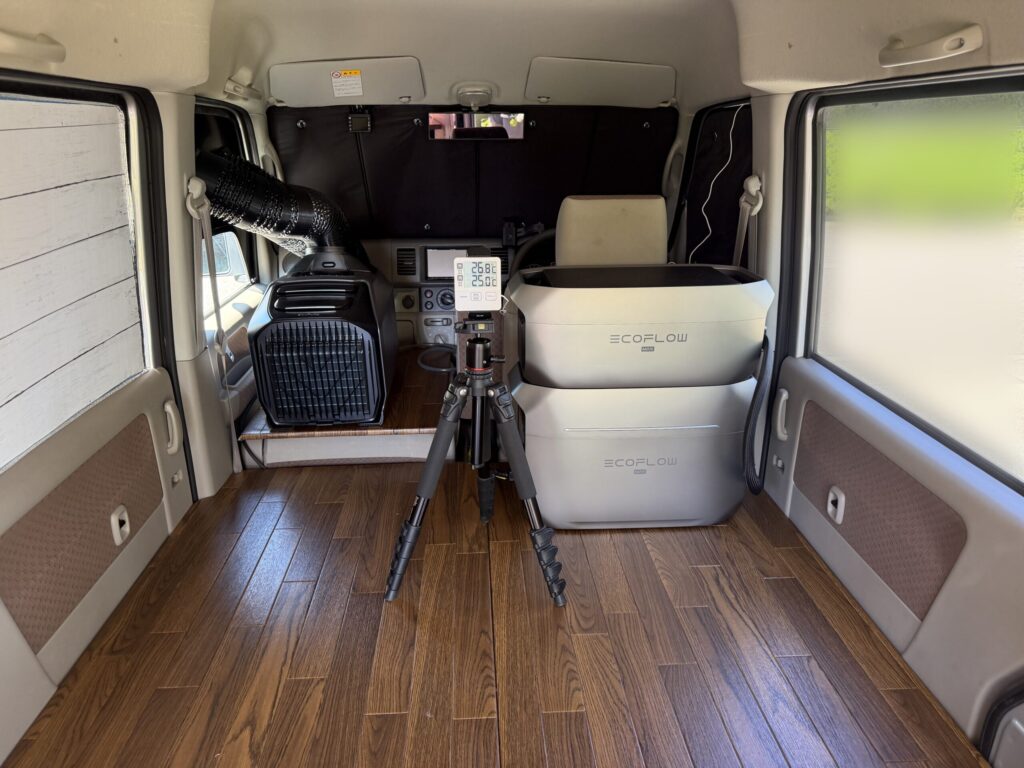 エブリイ車内にEcoFlow WAVE 3、ポータブル電源、拡張バッテリー、三脚に載せた温度計を設置した様子