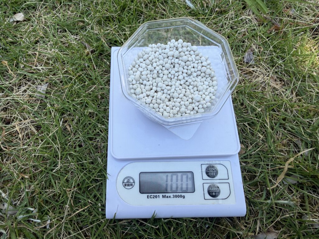 キャベツの元肥に使う化成肥料を計量している様子