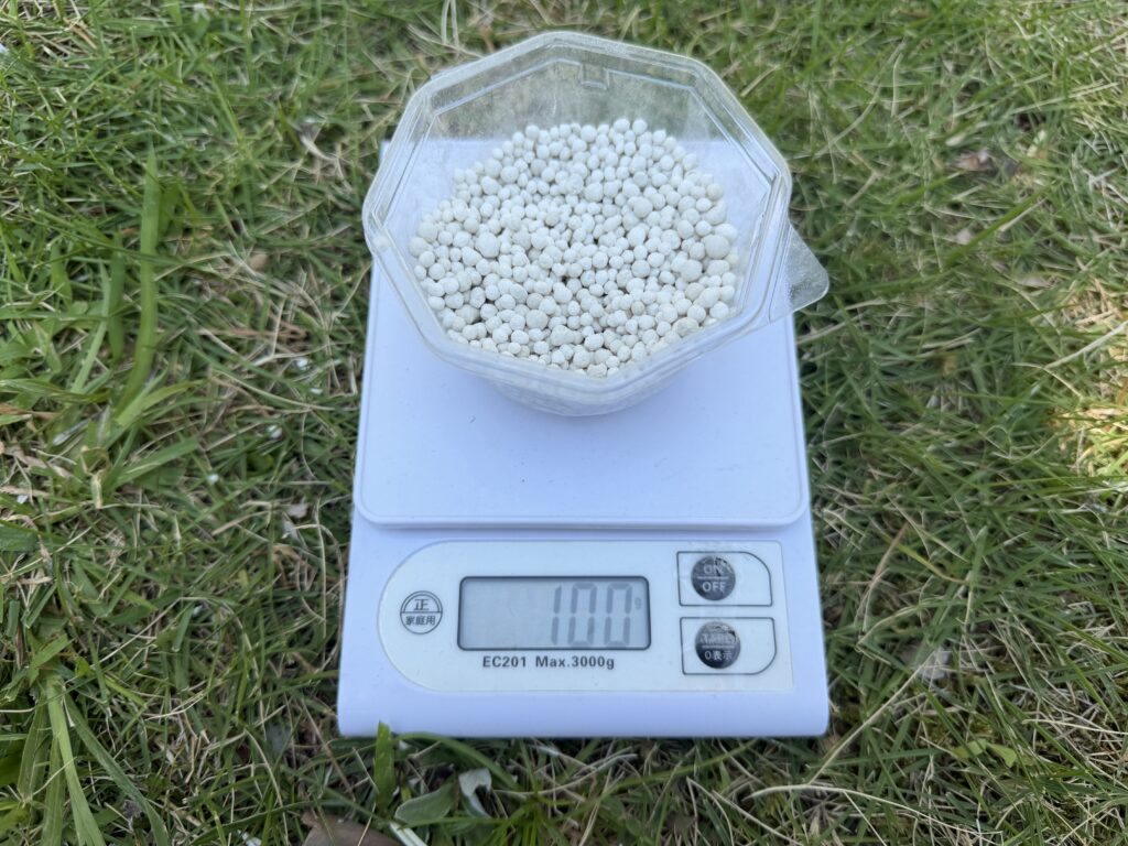 ダイコンの元肥として化成肥料8-8-8を280g計量した様子