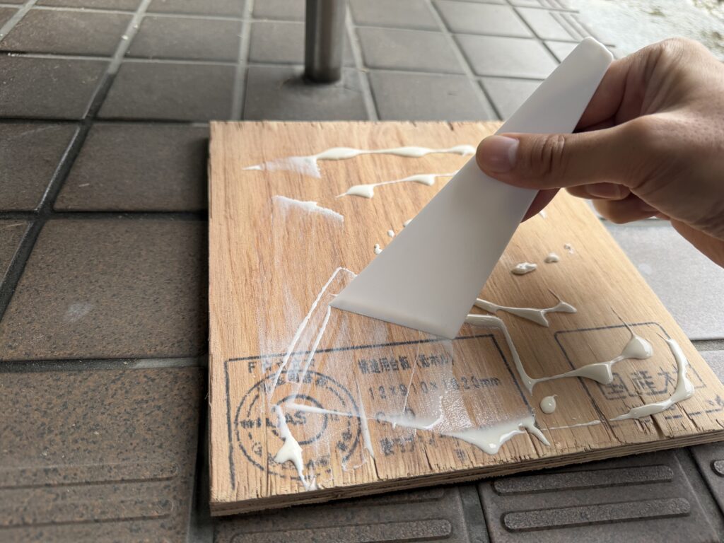 ゴリラウッドグルーを構造用合板の接着面へ塗り広げている様子
