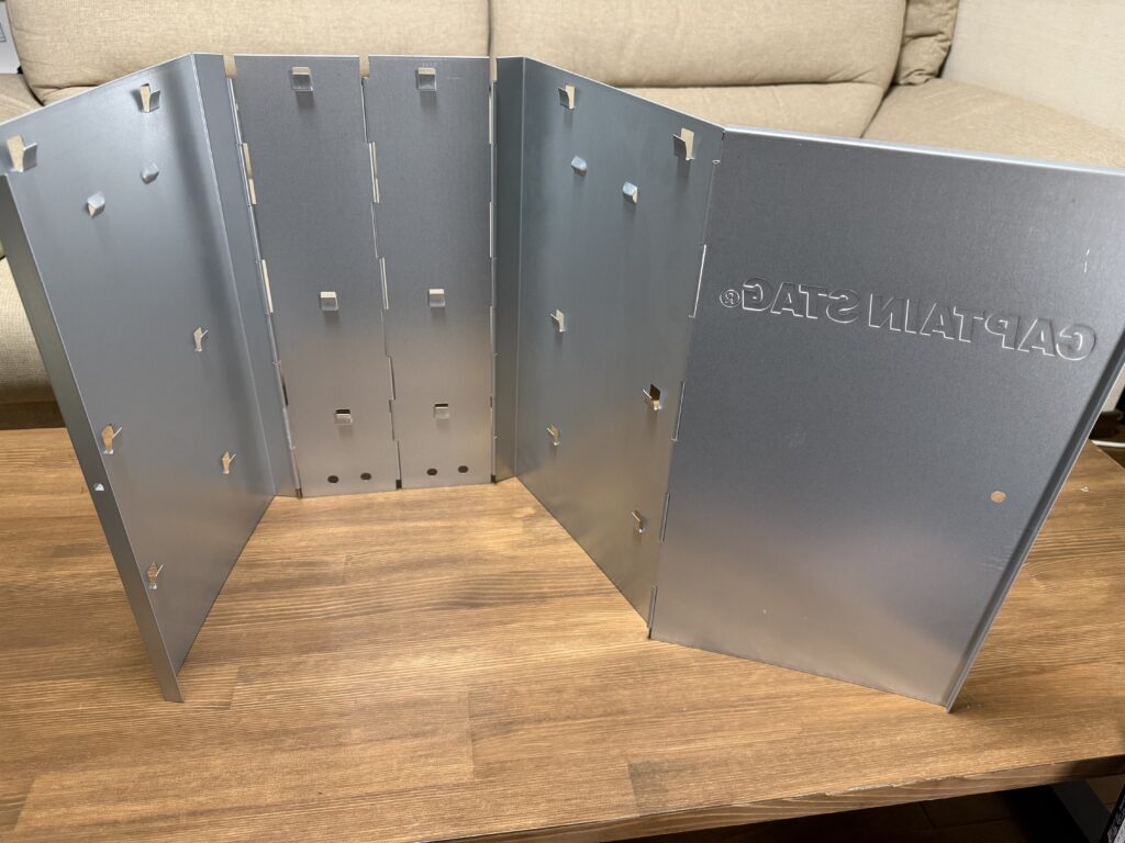 キャプテンスタッグ M-6547の折りたたみ本体を広げている途中