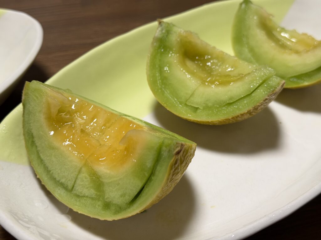 模様ありと模様なしで果肉の色や水分量が異なるころたん