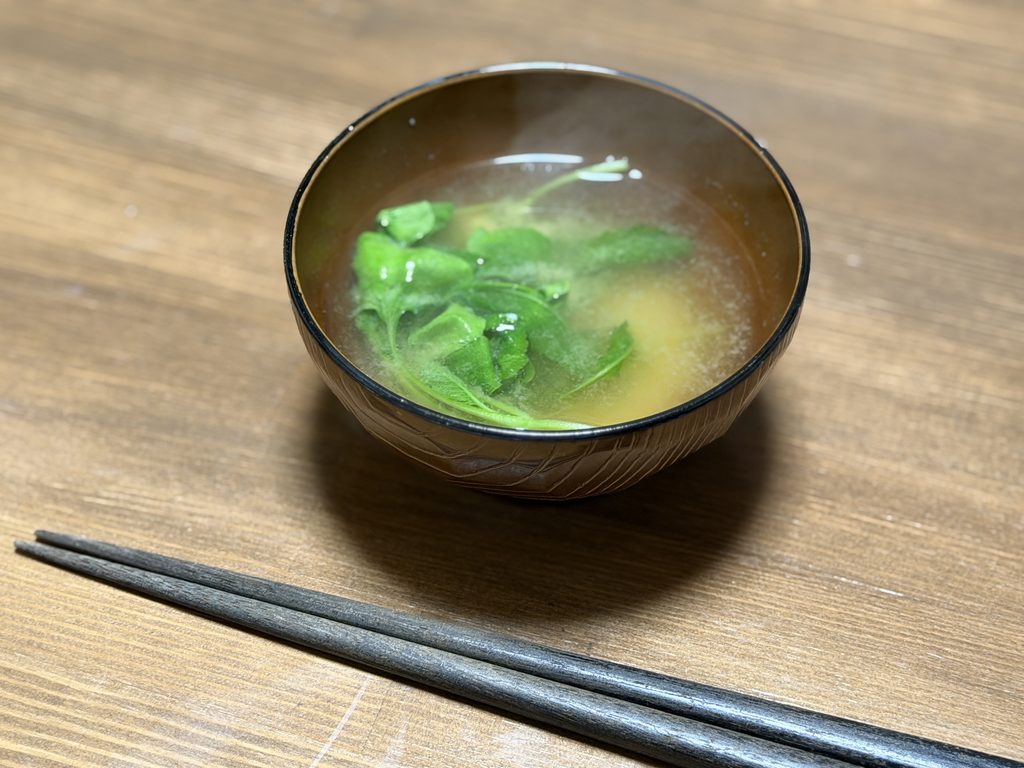 ダイコン「耐病総太り」の間引き菜を使った味噌汁