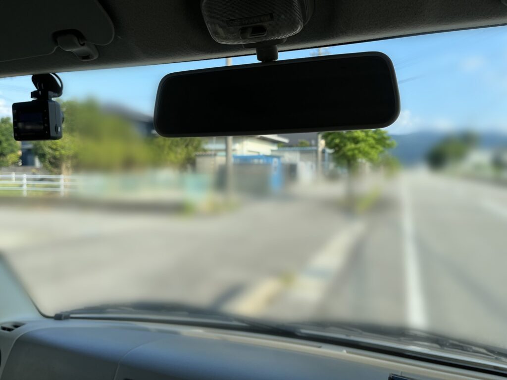 ルームミラーを上に移動したエブリイの車内