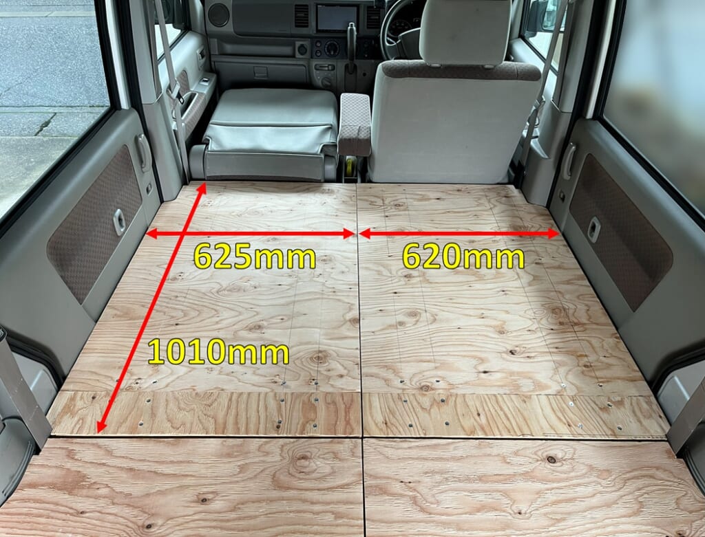 625×1010㎜と620×1010㎜の前部床板を固定した様子