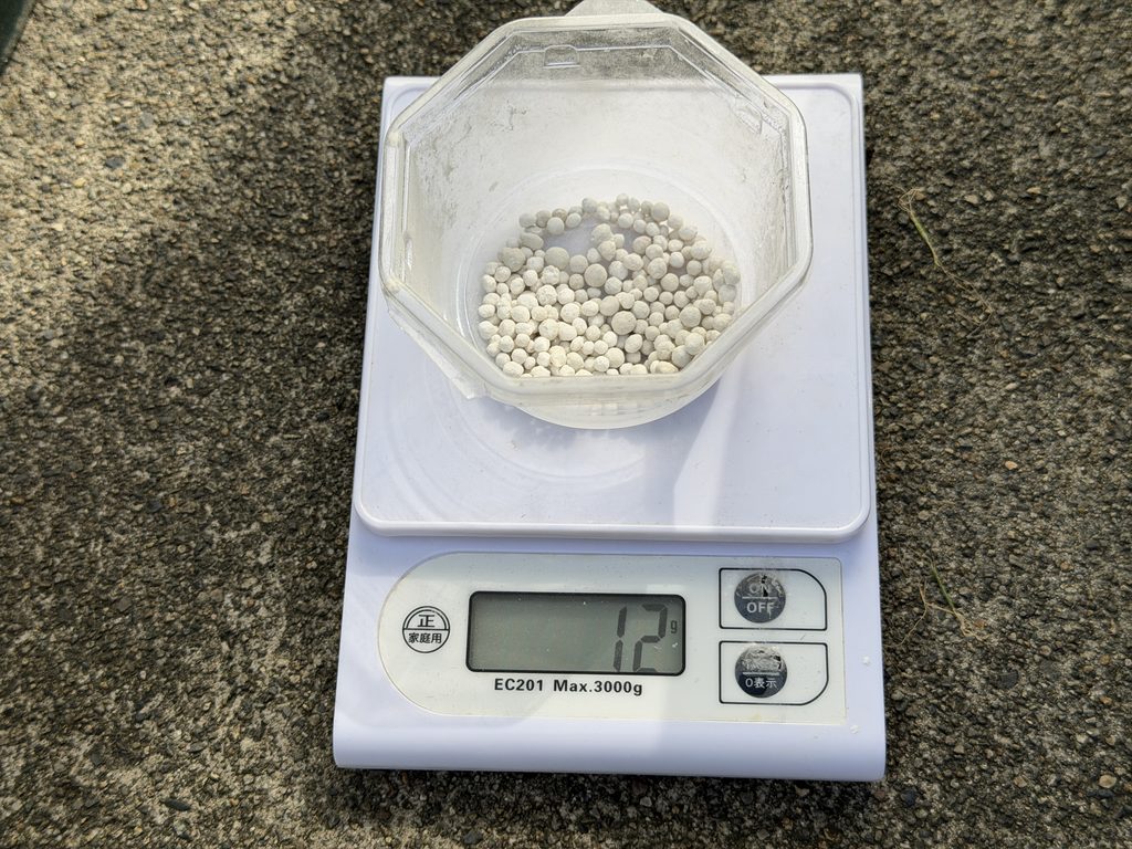 葉ネギ京千緑の1回目の追肥用に量った化成肥料8-8-8を12g