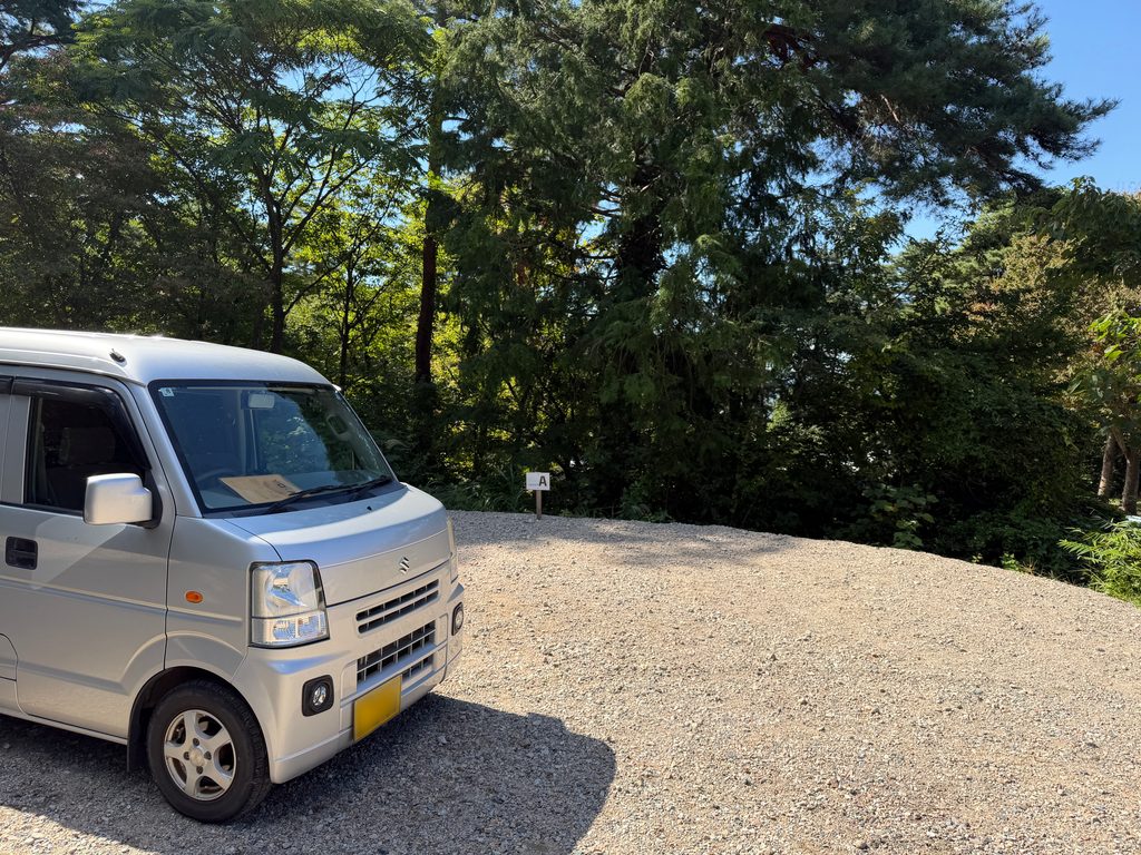 閑乗寺公園キャンプ場の砂利のソロサイトに停めたエブリイ