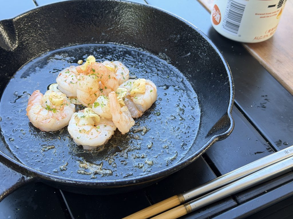 ニンニクと青のりを合わせたむきエビのガーリック塩炒め