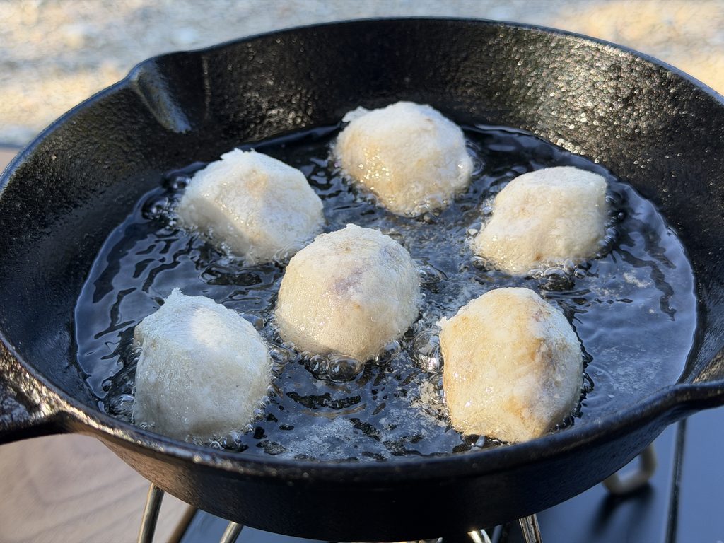 スキレットの油で里いもの表面に焼き色を付ける様子