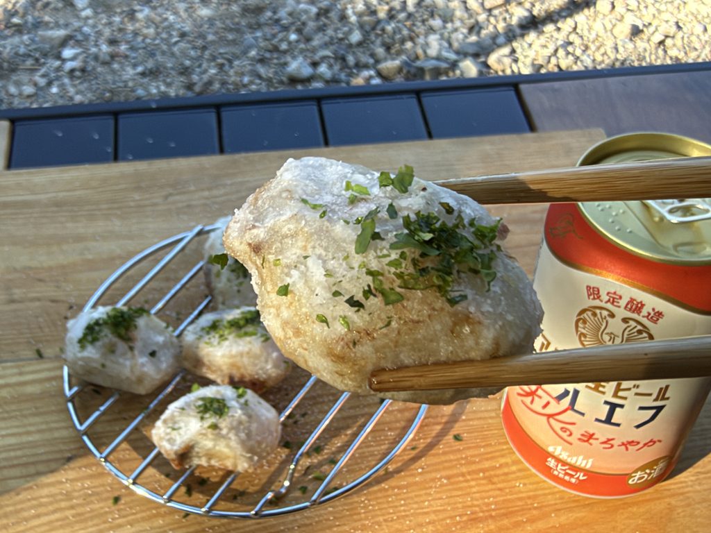 青のり塩をまぶした里いもの揚げ焼きを箸で持ち上げた様子