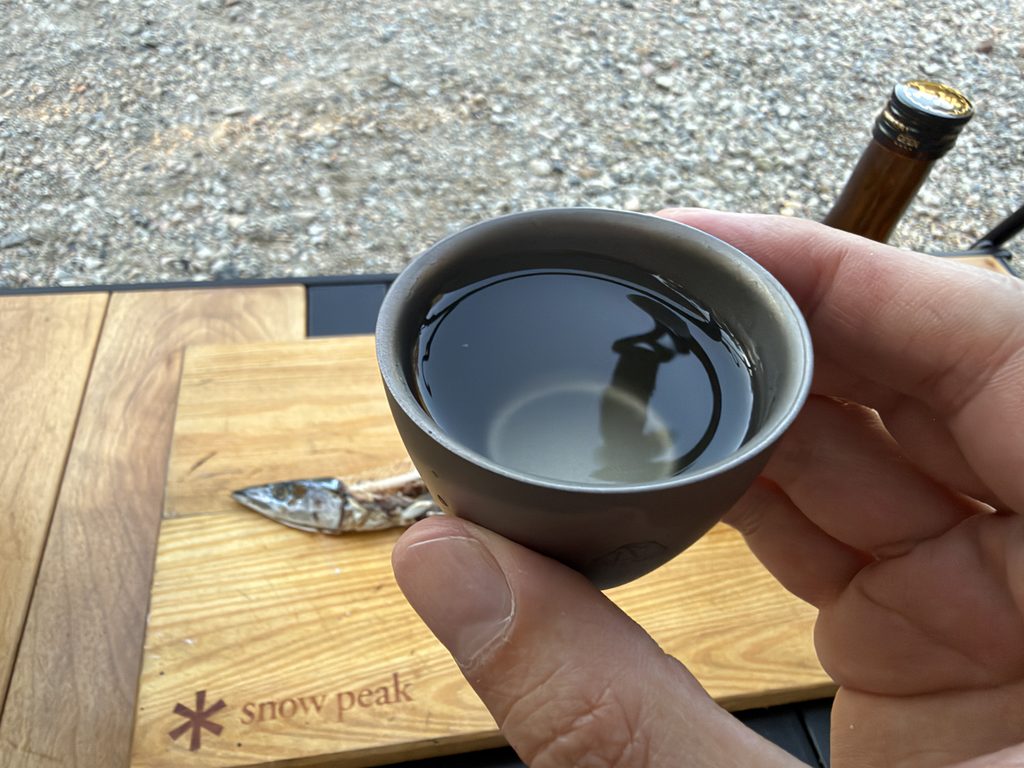 立山特別純米を注いだチタンのぐい呑みを手に持った様子
