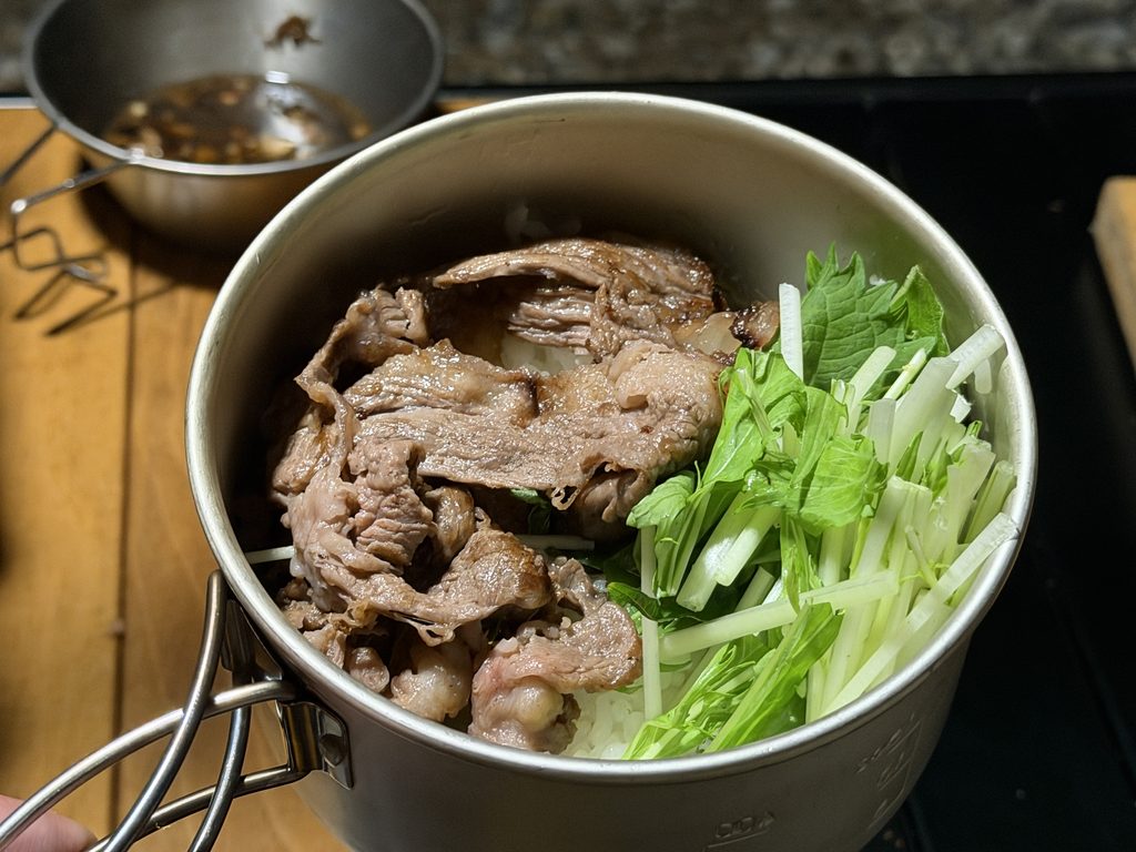 水蒸気炊飯で炊いたご飯に焼いた博多和牛と水菜をのせた牛丼風の一皿