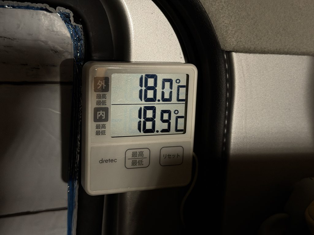 外気温18.0℃、車内温度18.9℃を表示する夜の温度計