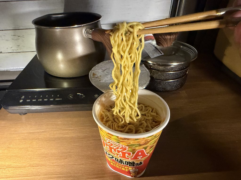 車内のIHコンロでお湯を沸かして作った、味噌ラーメン