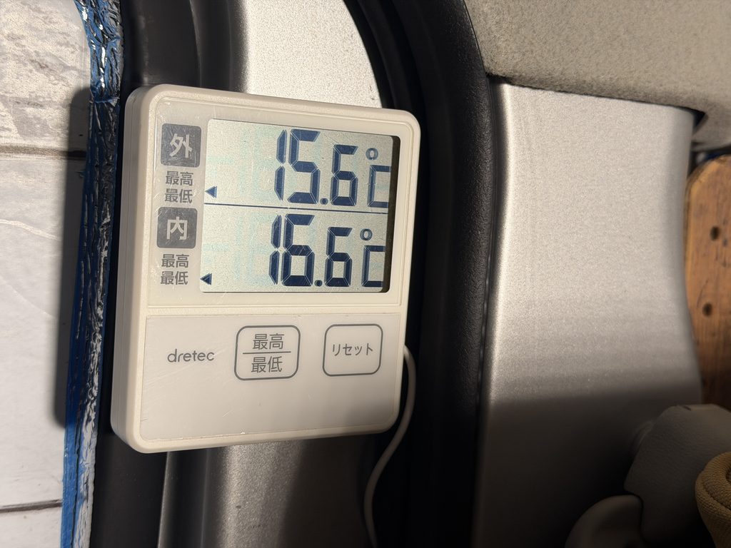 外気温15.6℃、車内温度16.6℃の最低温度記録を表示する温度計