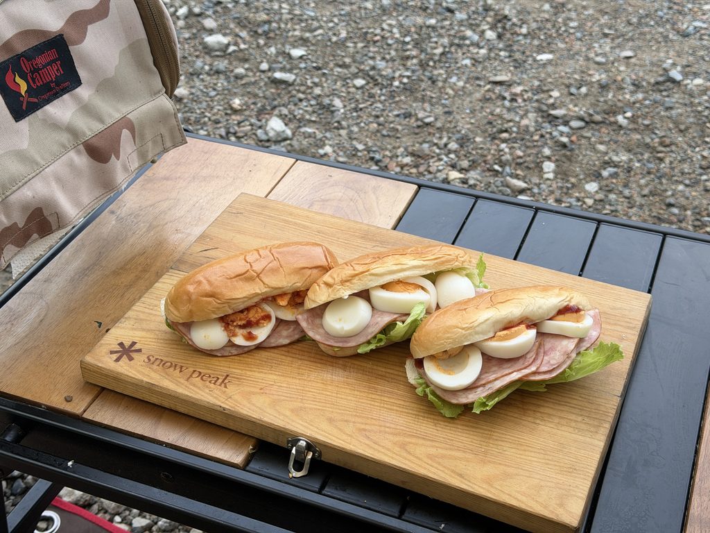 レタスとソーセージ、輪切りのゆで卵を挟んだ朝食のパン3個