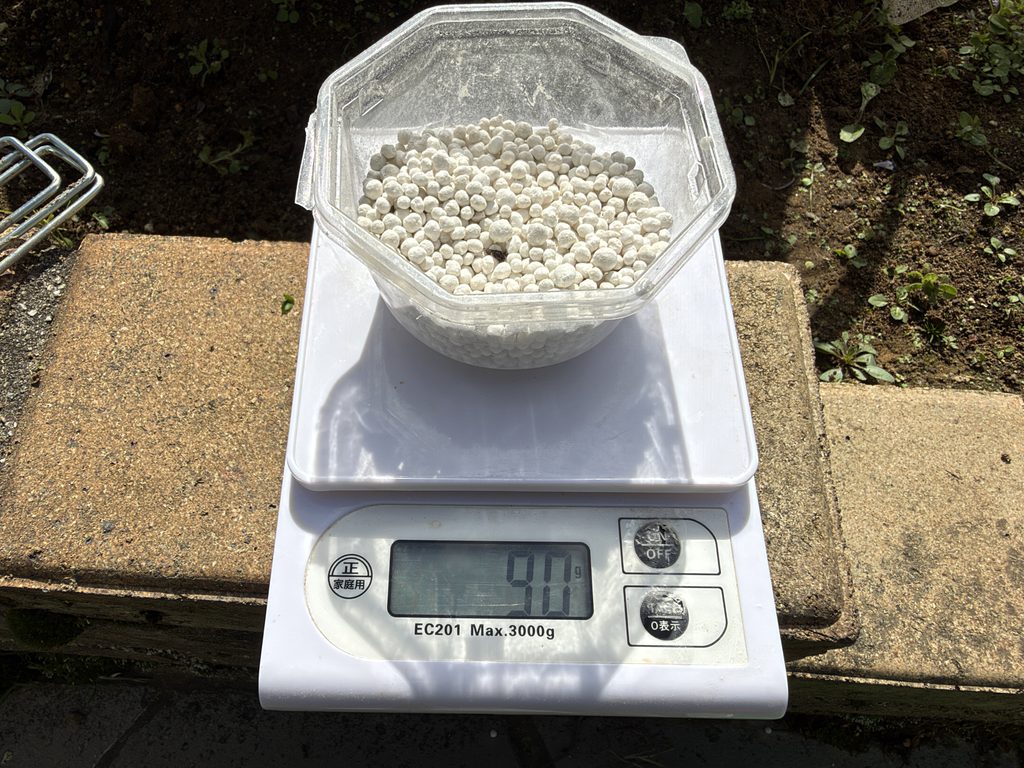 キャベツ5株の2回目の追肥用に化成肥料90gを計量した様子