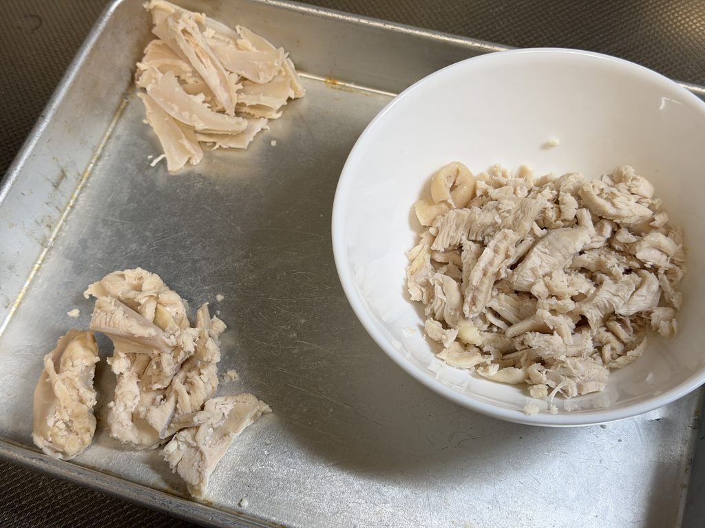 茹でたヤゲン軟骨を、肉付きの状態、取り除いた軟骨、外した鶏肉に分けた様子