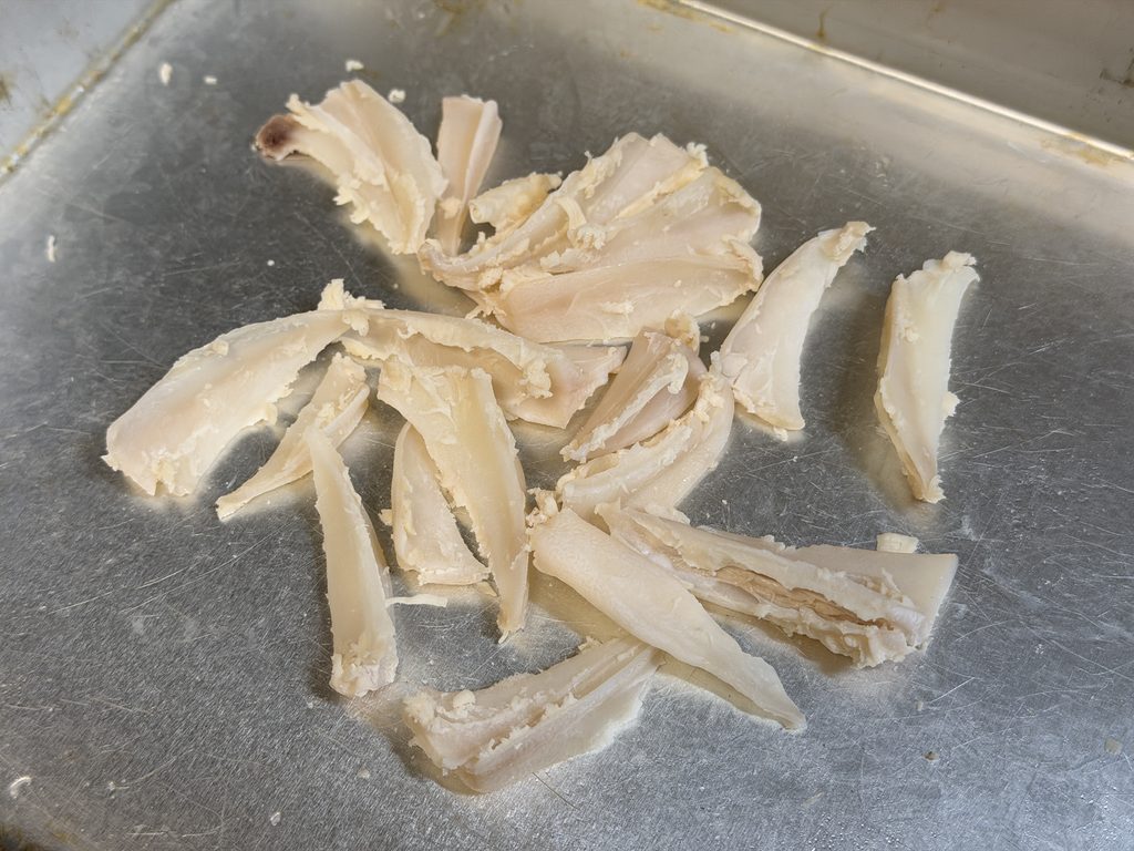 茹でたヤゲン軟骨から鶏肉を取り除き、軟骨だけをバットに並べた様子