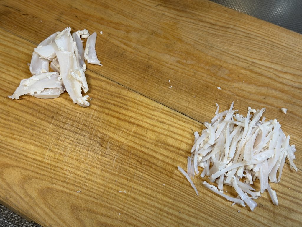 切る前のヤゲン軟骨と、食感を残すためにやや太めに細切りした軟骨を並べた様子