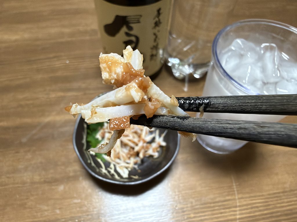 梅肉を絡めた細切りのヤゲン軟骨を箸で持ち上げた様子