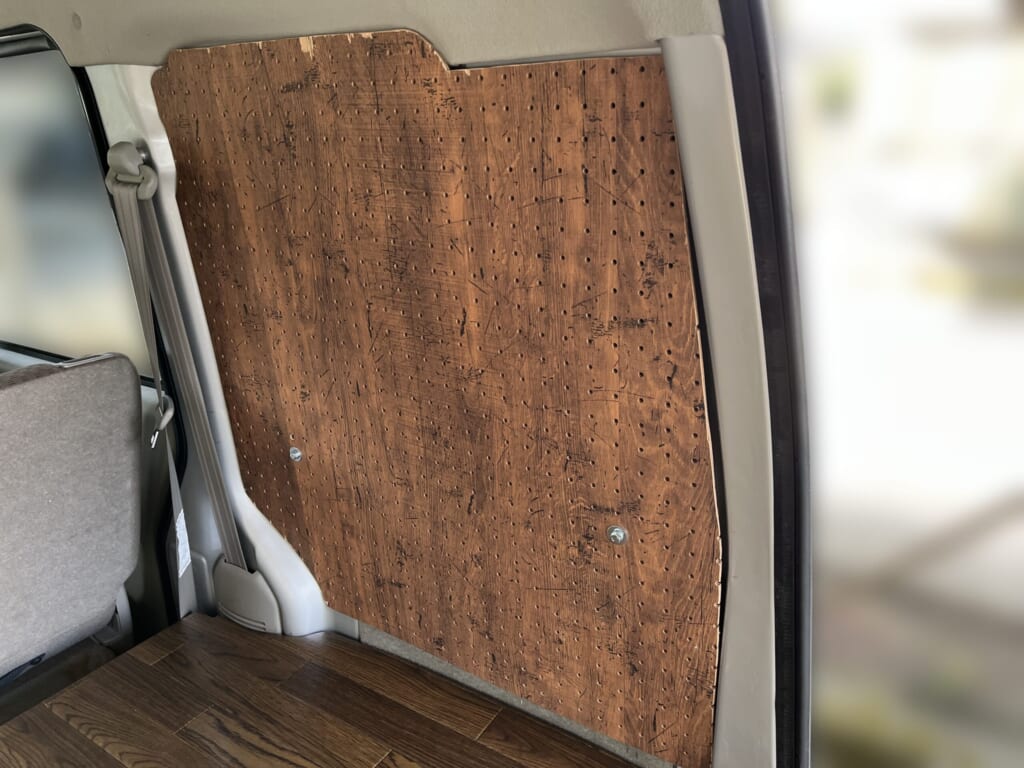有孔ボードを車体に取り付けた様子