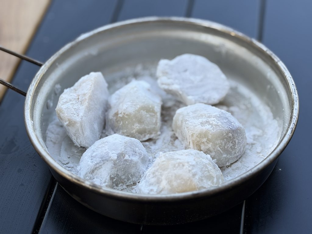 下ゆでして水気を取り片栗粉を薄くまぶした里いも